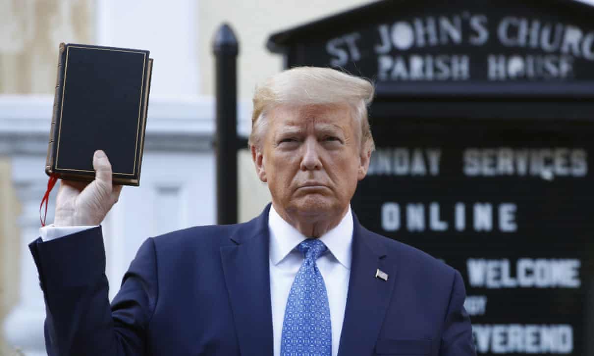 ترامپ و کتاب مقدس در دست